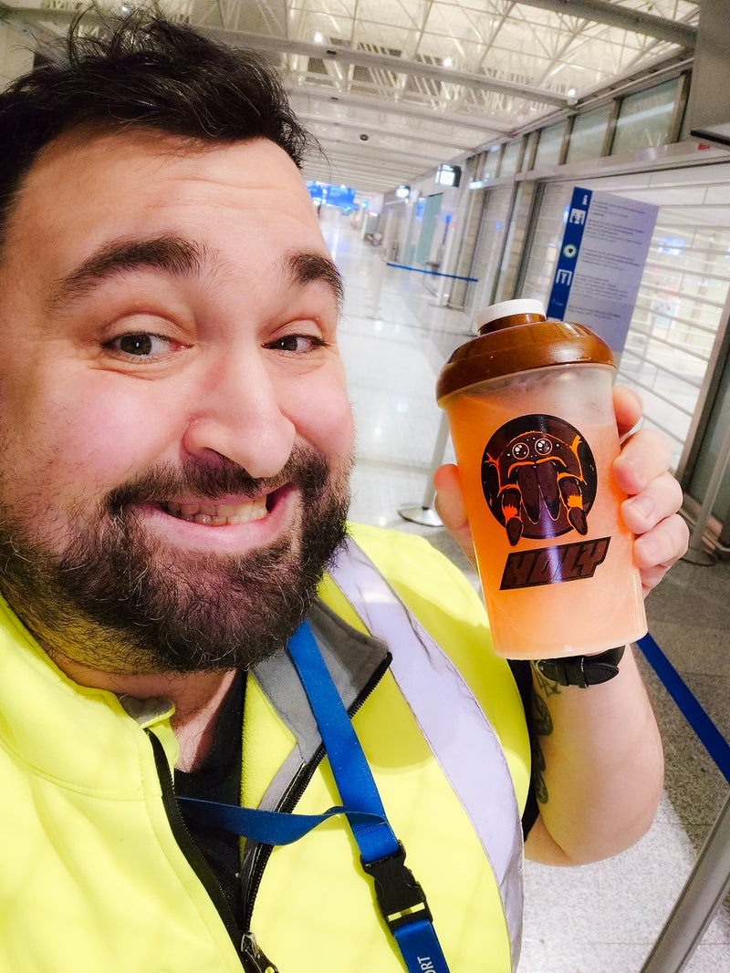 <p>Alles was Squad Member Dennis für seine Nachtschicht am Flughafen braucht ist sein HOLY</p>