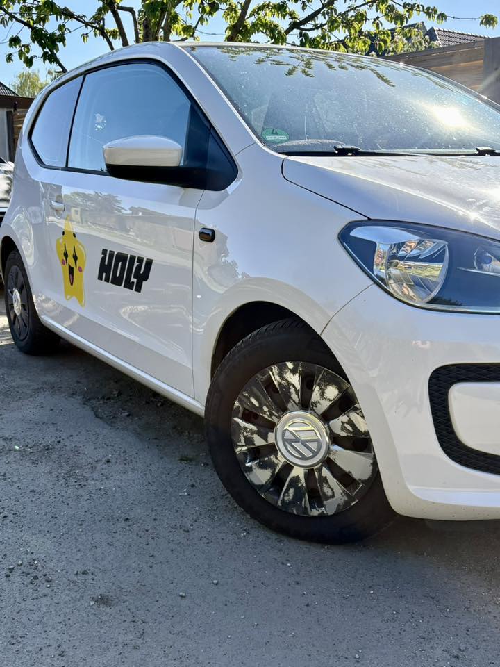 <p>Das Auto von Squad Member Nico’s Familie ist auch HOLYfiziert unterwegs!</p>