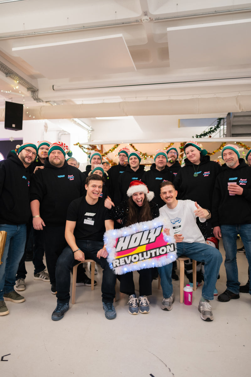 <p>Die HOLY Squad Legends mit unseren Community Managern HOLY.Lucas, HOLY.Linda & HOLY.Benny (v. links nach rechts) beim Secret Santa Squad Event in Berlin 2025</p>