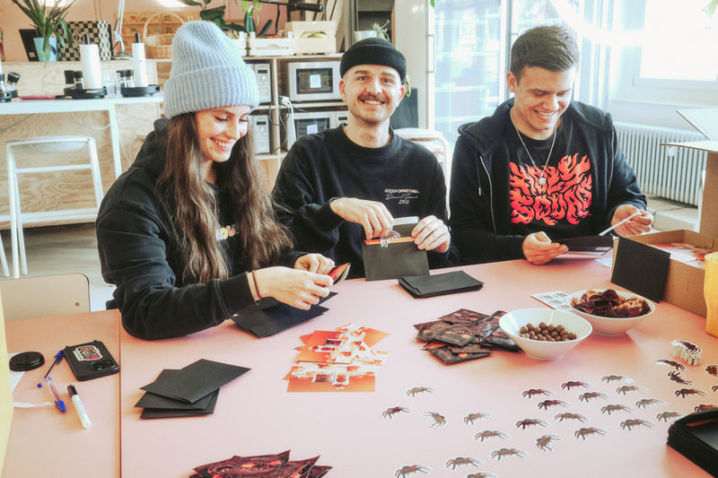 <p>HOLY.Linda, HOLY.Benny & HOLY.Lucas beim Verpacken der 1000 Halloween Send-outs</p>
