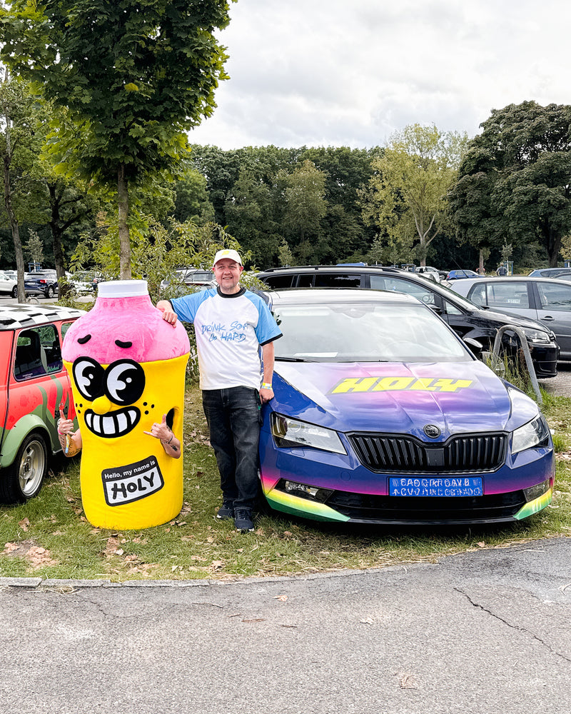 <p>Squad Member Sebbo beim HOLY x Hotfoot Run Squad Event mit unserem Shaker Maskottchen & seinem folierten Auto</p>