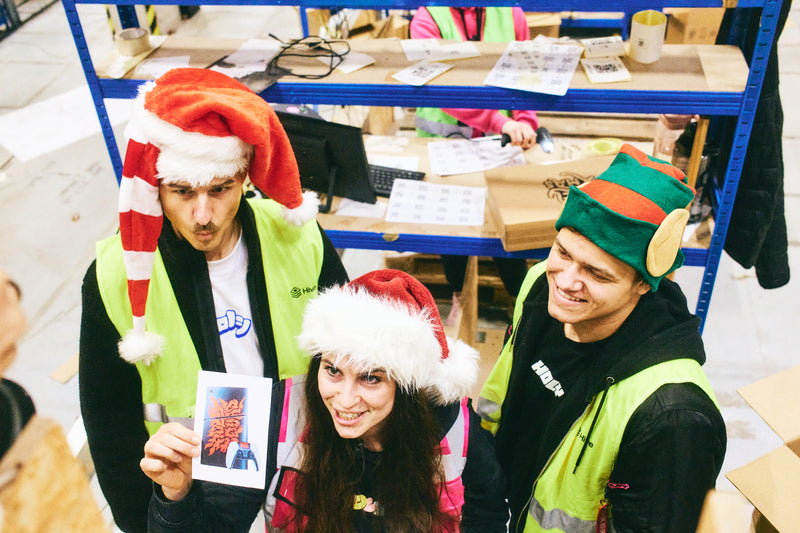 <p>HOLY.Benny, HOLY.Linda & HOLY.Lucas verstecken als  Weihnachtswichteleinen PlayStation Gutschein random im Warehouse – 2025</p>