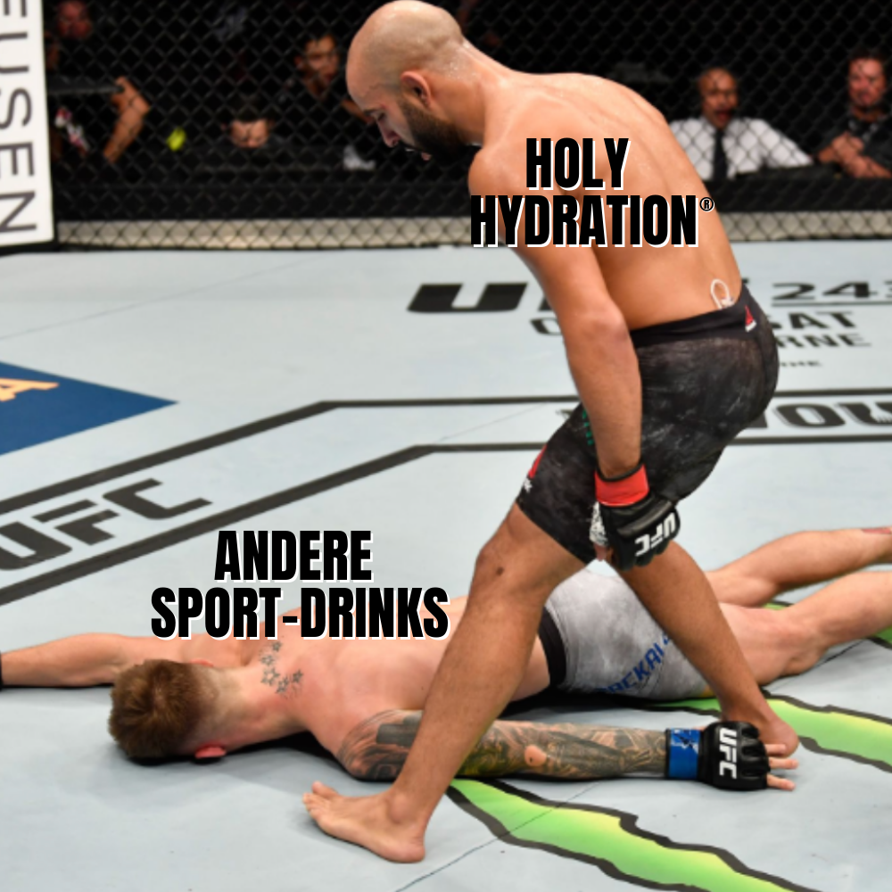 Zwei MMA-Kämpfer im Ring, einer steht über dem anderen, der am Boden liegt. Aufschrift: "HOLY HYDRATION" und "ANDERE SPORT-DRINKS".