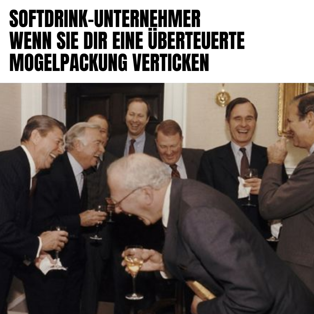 Eine Gruppe von Männern in Anzügen lacht bei einem Treffen; der Text darüber kritisiert Softdrink-Mogelpackungen.