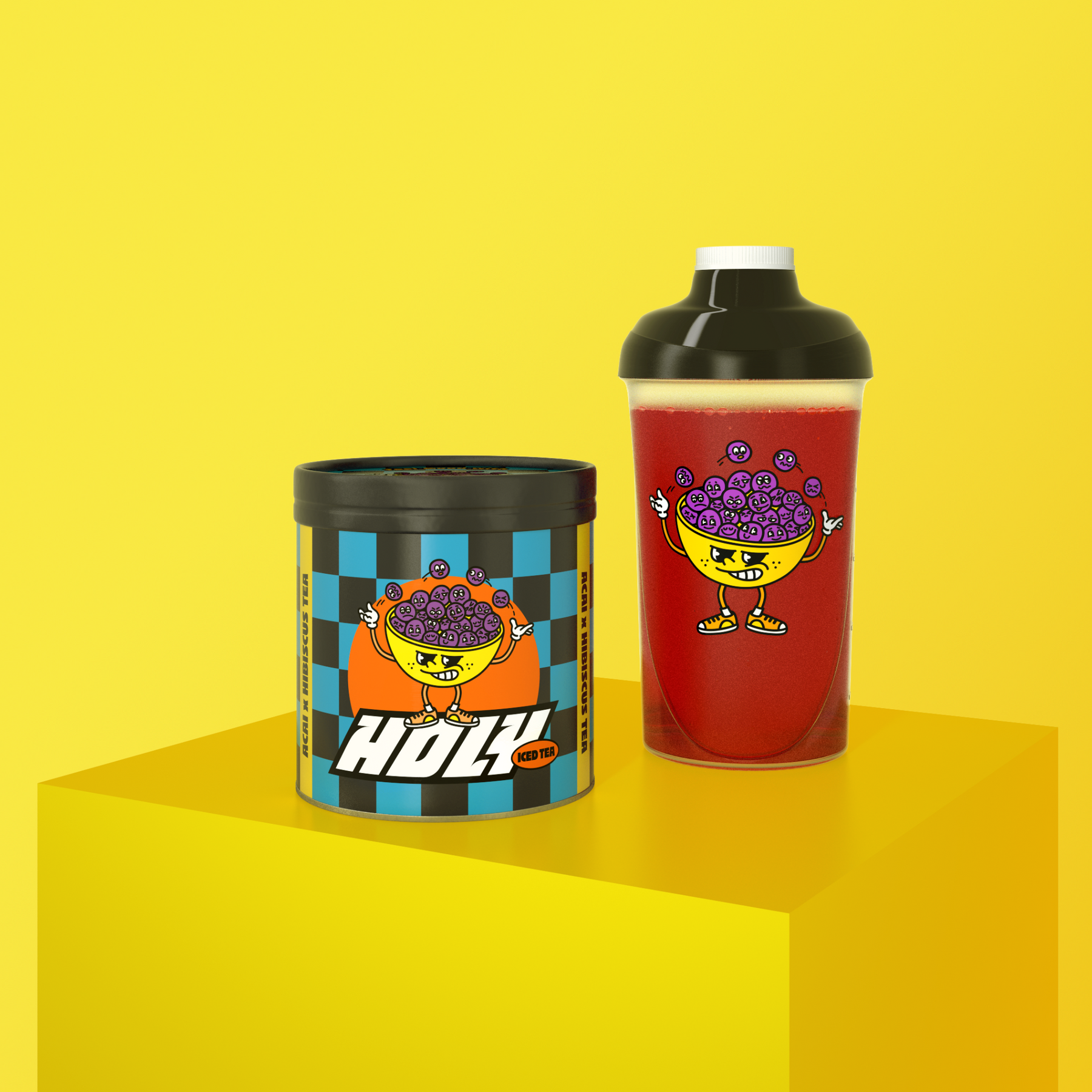 Bunte Pappdose und gefüllter Shaker mit Beeren-Design auf gelbem Podest vor gelbem Hintergrund.