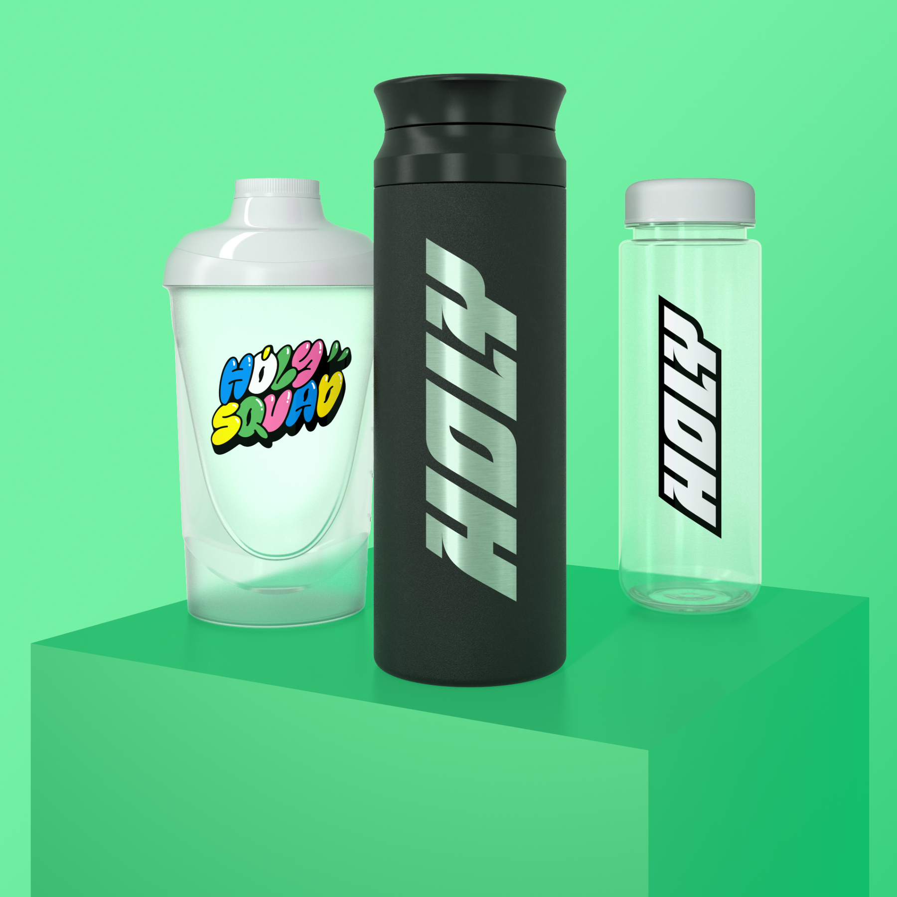 Drei Shaker in verschiedenen Designs auf einem grünen Podest vor grünem Hintergrund.