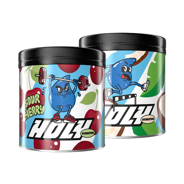 Zwei bunte Pappdosen mit fröhlichen Zeichnungen von Früchten und Figuren auf einem sportlichen Hintergrund.