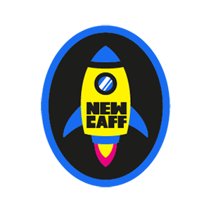 Eine gelbe Rakete mit der Aufschrift "NEW CAFF" vor blauem Hintergrund in einem schwarzen Oval.