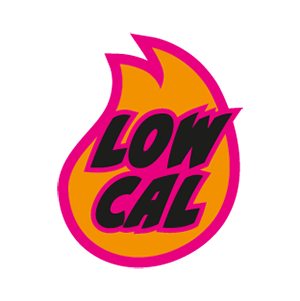 Logo mit dem Text "LOW CAL" in schwarzer Schrift, gestaltet auf einer stilisierten Flamme vor einem pinken Hintergrund.