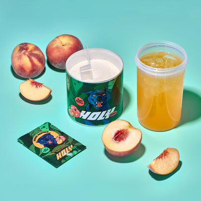 Pappdose, gefüllter Shaker, Pfirsiche und Probepackung auf türkisem Hintergrund.