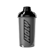 Schwarzer Shaker mit einem großen Logo auf der Vorderseite, freigestellt vor weißem Hintergrund.