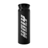 Ein schwarzer Shaker mit auffälligem silbernen Schriftzug, der vertikal entlang der Seite verläuft.