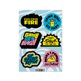Sechs bunte Aufkleber mit den Slogans "Fuel Your Fire", "Drink Soft Go Hard", "Game Set K.O.", "Kickstart Your Day", "Sip Succeed Repeat" und "More Power Less Bullshit".