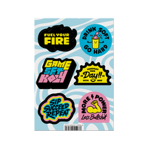 Sechs bunte Aufkleber mit den Slogans "Fuel Your Fire", "Drink Soft Go Hard", "Game Set K.O.", "Kickstart Your Day", "Sip Succeed Repeat" und "More Power Less Bullshit".