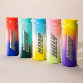 Fünf bunte Shaker mit Farbverläufen und der Aufschrift „HOLY“ stehen nebeneinander auf einem hellen Hintergrund.