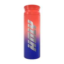 Ein blauer und roter Shaker mit silbernem Logo auf der Vorderseite.