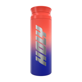 Ein blauer und roter Shaker mit silbernem Logo auf der Vorderseite.