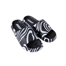 Schwarz-weiße Pantoletten mit geschwungenem Muster auf schwarzem Hintergrund.